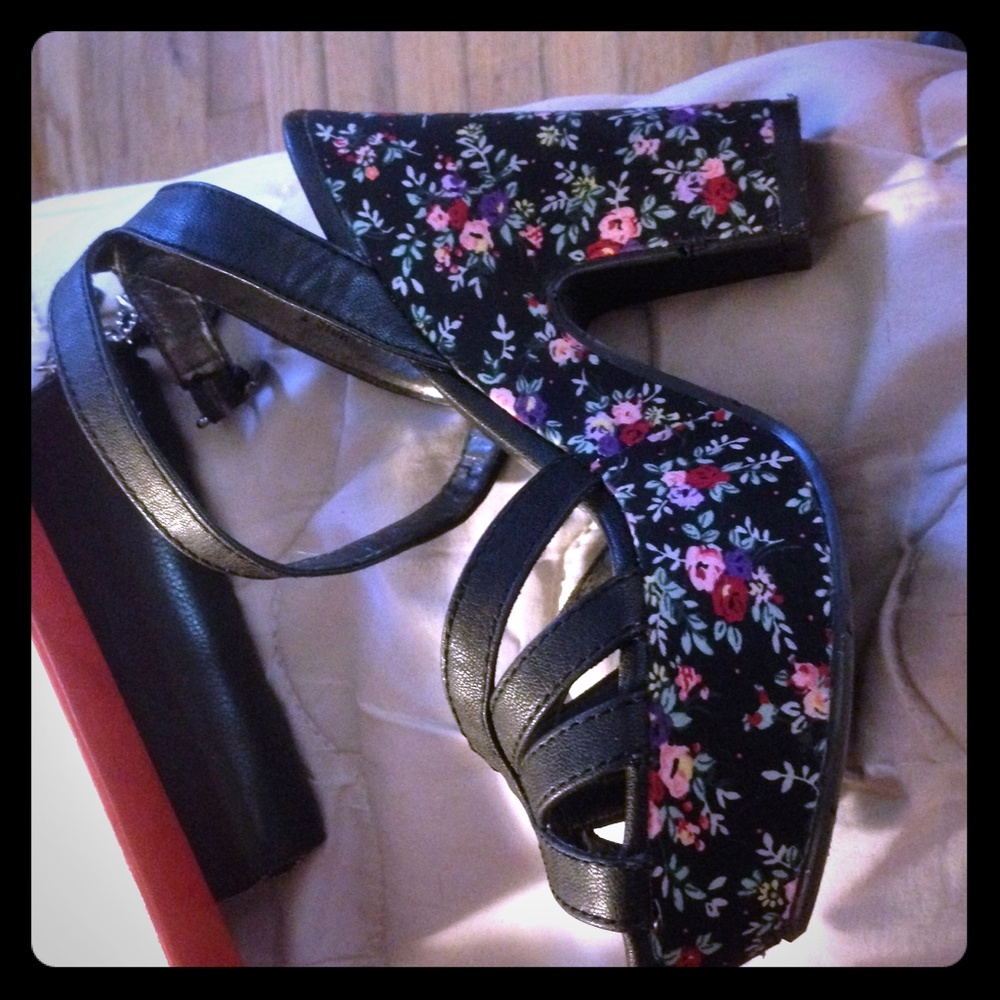 COPY - Beautiful platform sandals! Great with Denim